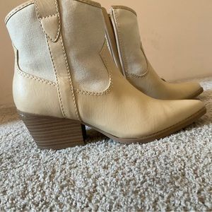 Super cute cowboy boots. Perfect for summertime and concerts.